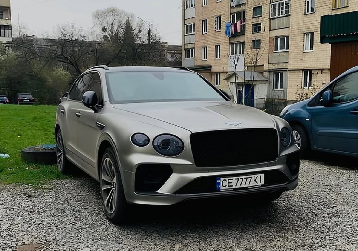 Посеред хрущовок у Чернівцях помітили найдорожчий кросовер Bentley (фото)