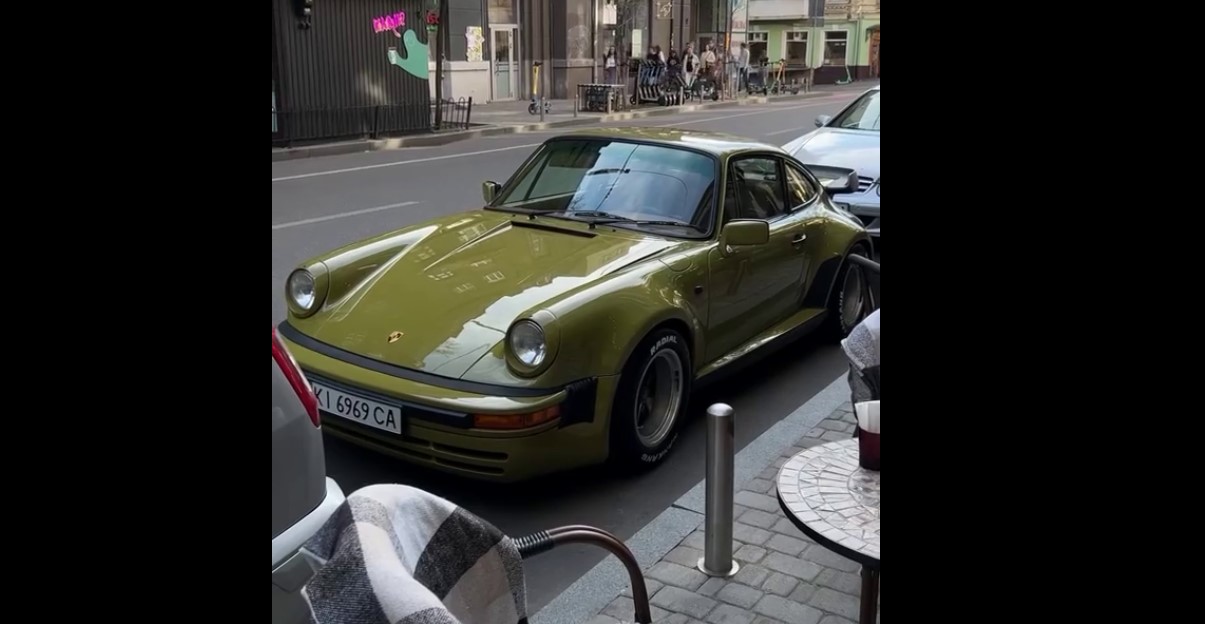 В Україні помітили унікальний спорткар Porsche 930 дуже незвичного кольору (фото)