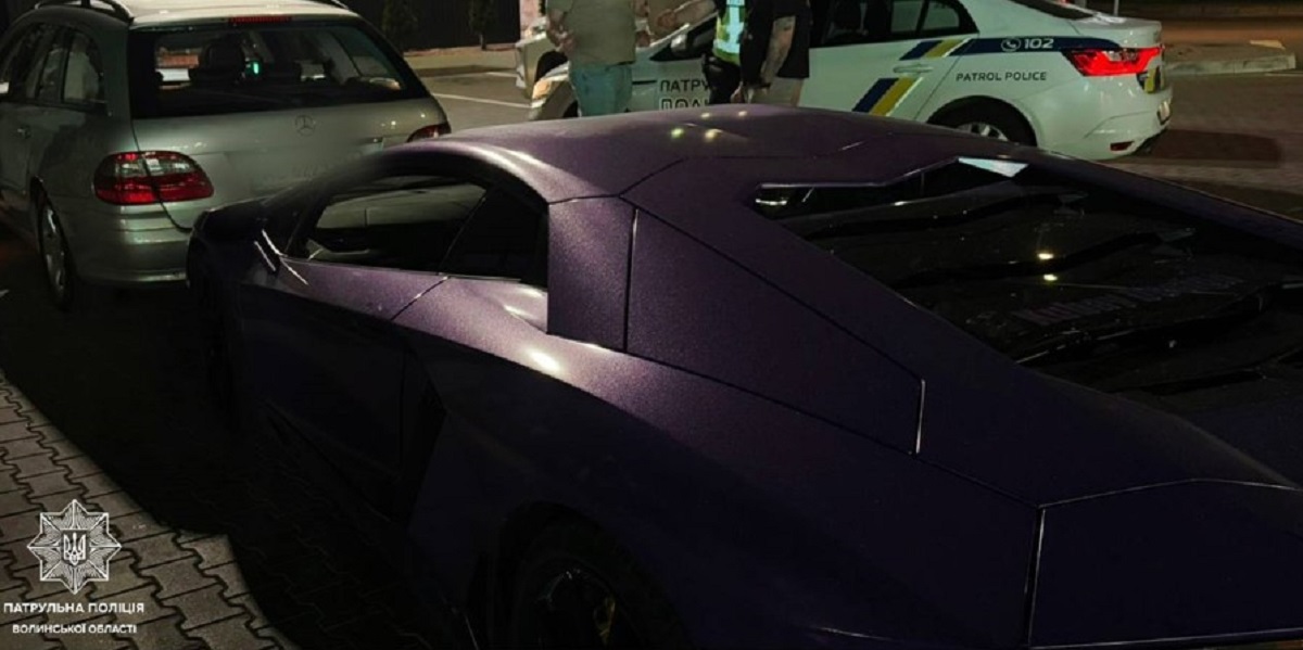 У Луцьку нетверезий водій без прав протаранив припаркований Lamborghini (фото)